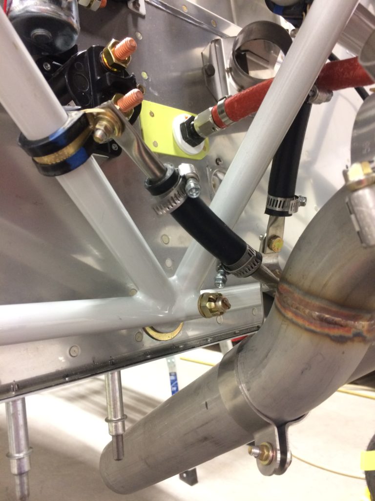 Lateral exhaust hanger